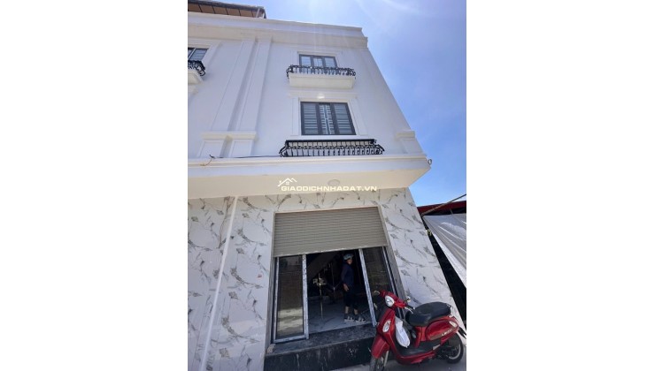 Nhà mới xây kính koong, thiết kế đẹp, có khe thoáng sau nhà thông gió hoá giải xung sát – Hợp phong thuỷ. Ô tô nhỏ đỗ cửa giá 3,75 tỷ